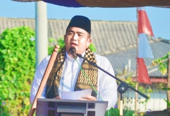Bupati Bintan Roby Kurniawan saat memberi khutbah