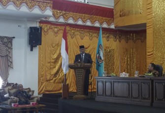 Bupati Pasbar Hamsuardi saat memimpin prosesi pelantikan pada Kamis (16/11) di Aula Kantor Bupati setempat.