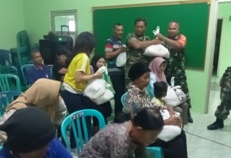 TNI Madiun Beri Bantuan Sembako Bagi Warga Kurang Mampu