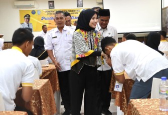 Ketua TP PKK Bintan Hafizha Rahmadhani didampingi Ketua DWP Bintan Eliza Riani saat meninjau Pelatihan Pencegahan Anti Narkoba, Rabu (09/08) di Ballroom Hotel River Kawal Agro Resort. 