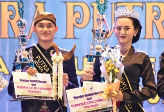 Rizqi Pratama dan Jhenar Agustina Putri saat dinobatkan sebagaii Putra Putri Lawu Duta Wisata Karanganyar 2023, di Gedung Kebudayaan kabupaten setempat, Kamis (13/7/2023) malam