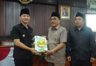 Bupati Trenggalek, Mochamad Nur Arifin, saat menyerahkan LKPj Bupati Tahun Anggaran 2022, kepada Ketua DPRD Kabupaten Trenggalek, Samsul Anam, di Gedung Graha Paripurna, Rabu (29/3/2023).