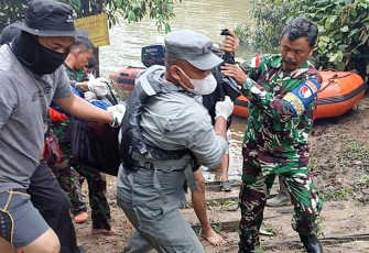 Personel Stasiun Bakamla Sambas saat Temukan 1 Korban Tenggelam Kecelakaan Kapal di Bengkayang