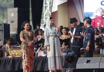 Novita Hardini, Ketua Tim Penggerak Pemberdayaan dan Kesejahteraan Keluarga (TP PKK), Kabupaten Trenggalek, saat menutup rangkaian acara Labuh Laut Sembonyo di Pantai Prigi, Kecamatan Watulimo, Kabupaten Trenggalek, Minggu (4/6/2023).