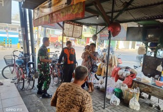 Babinsa Komsos Dengan Pedagang Sayur Keliling di Wilayah Binaan 