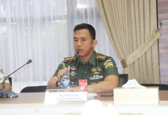 Dandim 0315/Tanjungpinang Kolonel Inf Tommy Anderson, M.PICT saat mengikuti Rakor Tim Terpadu Penanganan Konflik Sosial Kabupaten Lingga Tahun 2023, Selasa (11/7/2023) sore. 