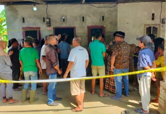 Kanit Reskrim Perdagangan bersama Tim Lakukan Evakuasi Korban Gantung Diri