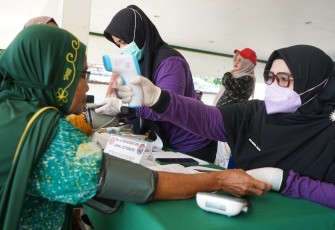Tim Putih Ekspedisi Maritim TNI AL saat Gelar Bakti Sosial di Pagat Kalimantan