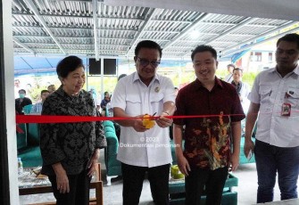 Walikota Bitung saat memotong pita peresmian klinik PK A &A Rahmat
