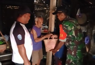 Serda Wartono saat Berbagi Sembako Bantu Mbah Jemikun