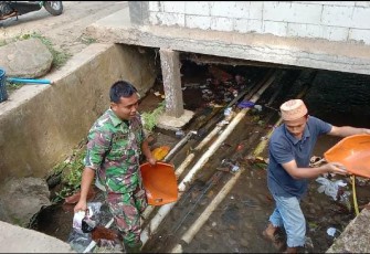Koramil 0602-12/Ciomas Gelar Karbak Pembersihan Sampah di Saluran Irigasi Cibanten 