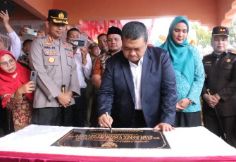 Bupati Kabupaten Tapanuli Selatan H. Dolly Pasaribu saat meresmikan Rumah Sakit Umum Daerah (RSUD) Pintu Padang, di Kelurahan Pintu Padang, Kecamatan Batang Angkola, Kabupaten Tapanuli Selatan, Senin (6/3/2023).