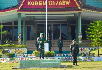 Kepala Seksi Perencanaan Korem 121/Abw Kolonel Arm Herman Sudharmanto, S,Sos., M.H.I., saat memimpin upacara
