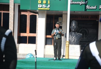Komandan Korem 081/DSJ Kolonel Inf H. Sugiyono (Danrem) pimpin upacara peringatan Hari Bela Negara ke-75 Tahun 2023 di Lapangan Makorem 081/DSJ, Jl. Pahlawan, No. 50, Kota Madiun, Selasa (18/12/2023)