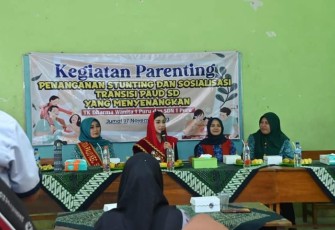 Ketua Tim Penggerak PKK Trenggalek, Novita Hardini, SE., ME., saat kembali membuka Class Parenting, bersama wali murid TK, di Desa Wonokerto, Kecamatan Suruh, Kabupaten Trenggalek, Jum'at (17/11/2023).