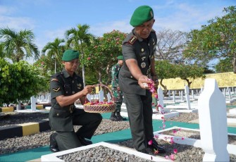  Korem 081/DSJ menggelar ziarah dan tabur bunga di Taman Makam Pahlawan (TMP) Kota Madiun, Jl. Pahlawan 50, Kota Madiun, Kamis (14/12/2023)