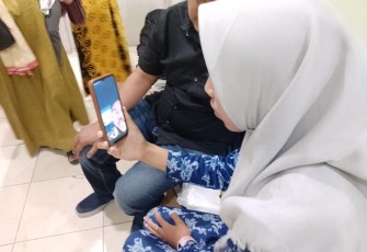 Dr. Ir. Ongku Parmonangan Hasibuan, Anggota DPR-RI Melakukan Video Call Bantu Bocah Yang Koma di Padangsidimpuan 
