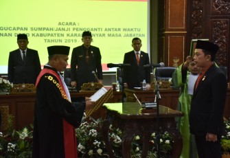 Darwanto (kanan) saat pengambilan sumpah jabatan sebagai Wakil Ketua DPRD Karanganyar dalam sidang paripurna di gedung DPRD setempat, Jumat (9/6/2023)