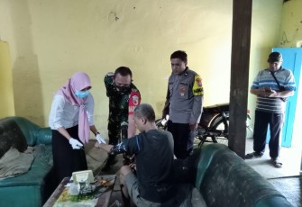 Babinsa saat Dampingi Pemeriksaan Kesehatan pada Penderita ODGJ