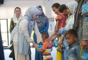 Ketua TP PKK Bintan Hafizha Rahmadhani saat Sosialisasi Gizi dan Gerakan Memasyarakatkan Makan Ikan sekaligus Penyerahan Paket Olahan Ikan kepada Keuarga Beresiko Stunting, Jum'at (17/11) di Aula Bandar Seri Bentan.