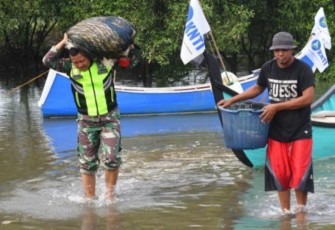 Koptu Hardius selalu sibuk menolong para nelayan dalam memperbaiki jaring ikan mereka dan menyokong perahu nelayan untuk diangkut ke darat.