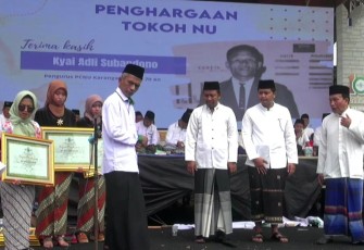  Ilyas Akbar Almadani (ke dua dari kanan) mewakili almarhum KH Adli Soebandono saat prosesi penyerahan piagam penghargaan dari PCNU Karanganyar, di Stadion Angkatan 45