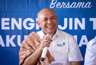 MenKopUKM Teten Masduki ketika melakukan Dialog Interaktif bersama Pengrajin Tenun dan Pelaku Usaha Sumba Barat, NTT, Minggu (17/12).