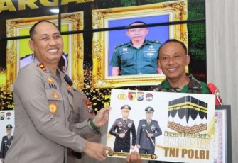 AKBP Eko Hartanto SIK MH saat memberikan hadiah umroh gratis kepada anggota TNI