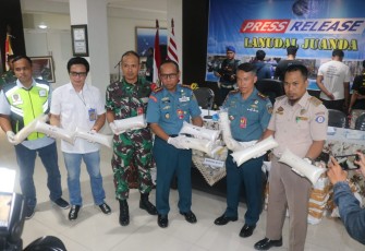 Danlanudal Juanda Kolonel Laut (P) Heru Prasetyo saat press release pelaku dan barang bukti.