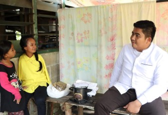 Bupati Roby saat berkunjung ke kediaman Rina, Kamis (06/04).