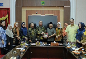 Sekdaprov Sumbar, Hansastri saat menerima kunjungan kerja Komisi X DPR RI di Istana Gubernur.