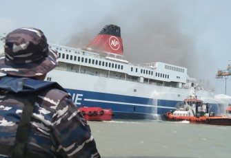 TNI AL Bersama Tim Gabungan saat Tanggulangi Kebakaran Kapal di Merak Banten