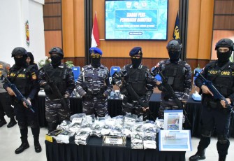 Tim Satrol Lantamal XIII saat menunjukan barang bukti paket Narkoba jenis Sabu-sabu, hasil tangkapannya.
