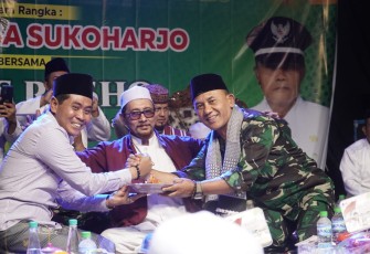 Danrem 081/DSJ Kolonel Inf H Sugiyono dan  KH Anwar Zahid bersholawat bersama para Habaib Ulama dan masyarakat