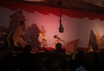 Salah satu adegan pagelaran wayang kulit berlakon "Wahyu Keprabon" yang digelar FKSDI dan DWGP, di Alun-Alun Karanganyar, Jumat (27/2023) malam.