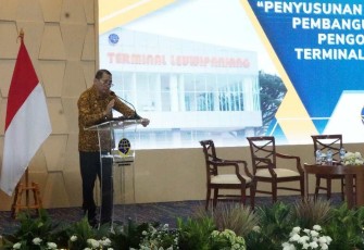Direktur Prasarana Transportasi Jalan, Toni Tauladan saat membacakam sambutan Direktur Jenderal Perhubungan Darat