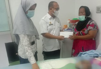 Bupati Zahir saat Besuk Alifah di RSUD Adam Malik Medan