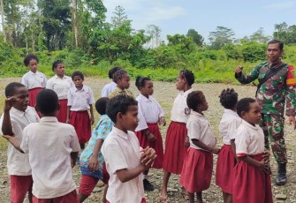 Babinsa Koramil 1710-02/Timika Laksanakan Komsos Ke SD Mandiri Jaya