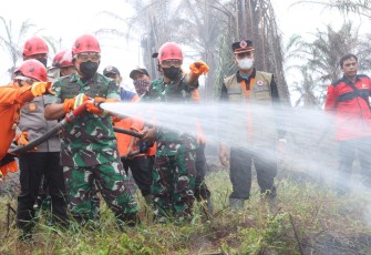 Kasad Jenderal TNI Dr. Dudung Abdurachman, saat meninjau penanganan Karhutla di wilayah Jambi dan Sumbagsel, Kamis (7/9/2023). 