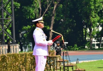 Kepala Staf Angkatan Laut (Kasal) Laksamana TNI Dr. Muhammad Ali mewakili Panglima TNI, Jenderal TNI Agus Subiyanto saat memimpin Upacara Prasetya Perwira dan Pelantikan Perwira PK TNI Khusus Tenaga Kesehatan Tahun 2023 bertempat di Stadion Tridek Mabes TNI, Cilangkap, Jakarta Timur, Kamis (14/12)