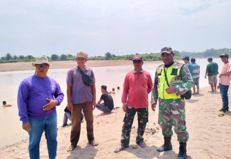 Babinsa Koramil 05/Sambaliung Kodim 0902/Berau (Bru), Serma Agus Tinus Kadu Rohman saat di TKP.
