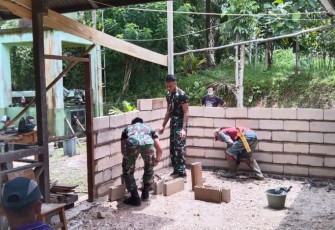 Satgas Pamtas Yonif 645/Gardatama Yudha Karya Bhakti Bantu Bangun Dapur Sekolah Perbatasan