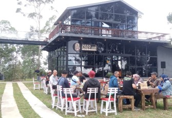 Rombongan pengunjung sedang menikmati santap siang di 2020mdpl Highest Café Tawangmangu, Minggu (19/11/2023).