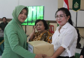 Ketua Persit Kartika Chandra Kirana Cabang LXII Kodim 1310 Koorcab Rem 131 PD XIII/Merdeka, Mita Yoki Efriandi saat serahkan bantuan
