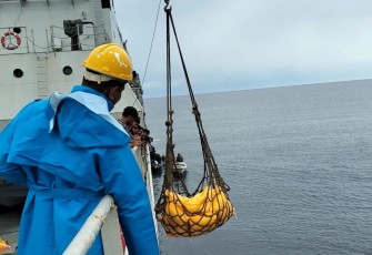 KRI Teluk Bintuni-520 Distribusikan Bantuan Logistik ke Masyarakat di Pulau Terluar