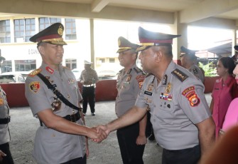 Kapolda Bengkulu Irjen Pol Drs. Armed Wijaya, M.H saat memberikan ucapan selamat kepada personel yang naik pangkat.