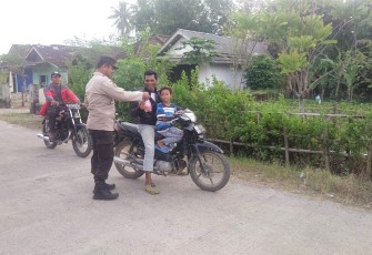 Bhabinkamtibmas Polsek Belitang Tiga Bagikan Takjil