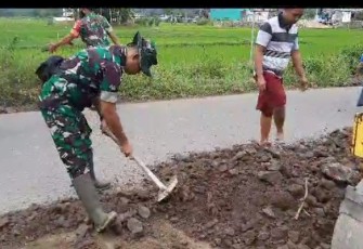Anggota Koramil 0801/01Pacitan Karya Bakti Pelebaran Jalan