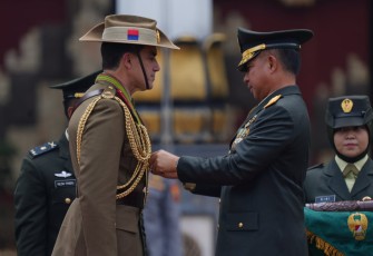 Kasad saat Anugerahkan Bintang Kartika Eka Paksi Utama Kepada Chief Of The Australian Army