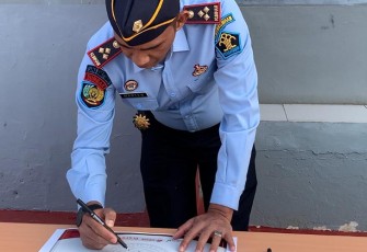 Kepala Lembaga Pemasyarakatan Kelas IIA Bukittinggi, Marten saat menandatangani komitmen bersama di Lapangan Upacara Lapas Bukittinggi.